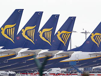 Ryanair Says It Is Cutting 1,0...
